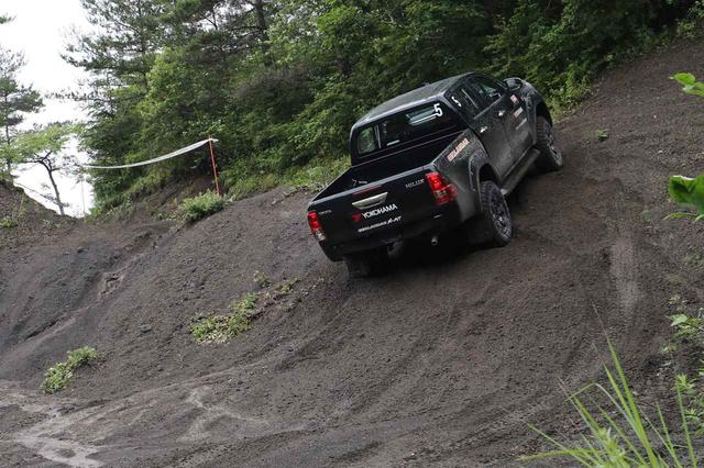 画像: GEOLANDAR X-ATを装着したトヨタ ハイラックス。急勾配で一時停止し、そこから再スタートもできた。