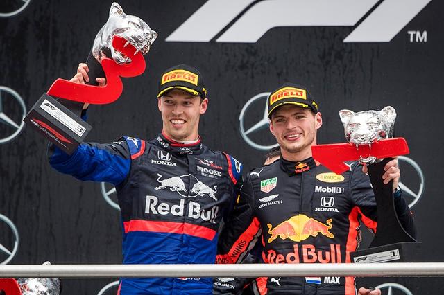 画像: ドイツGPで3位に入賞したダニール・クビアト(左)と優勝したマックス・フェルスタッペン。