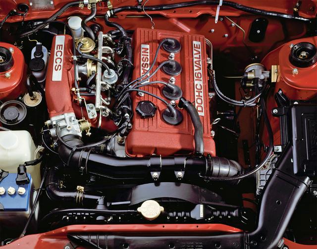 画像: 真っ赤な結晶塗装のヘッドカバーとチャンバー、NISSANやDOHC 16VALVE のロゴなど、見られることを意識したエンジンでもあった。