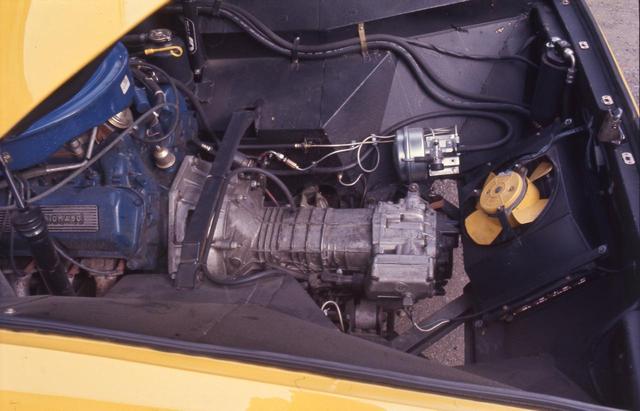 画像: フォード製5.8LのV8は、洗練度こそもの足りなかったが、ZF製5MTと組み合わされて扱いやすさとパワーを両立していた。
