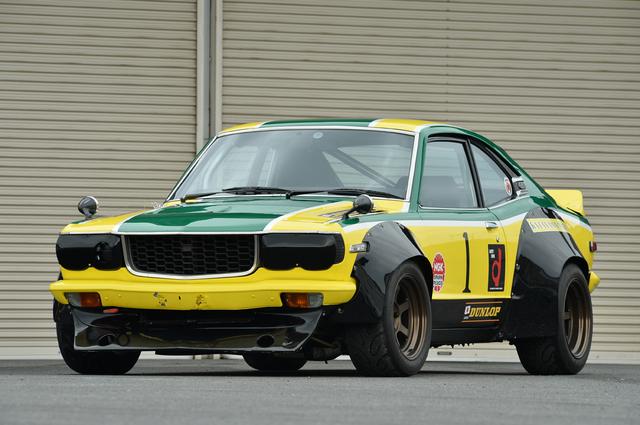 画像: 1974年にカラーリングを変更した片山義美仕様を再現した1976年式サバンナGT。すでに日産はワークス活動を停止してスカイラインというライバルが不在だったため、片山サバンナは無敵の存在だった。
