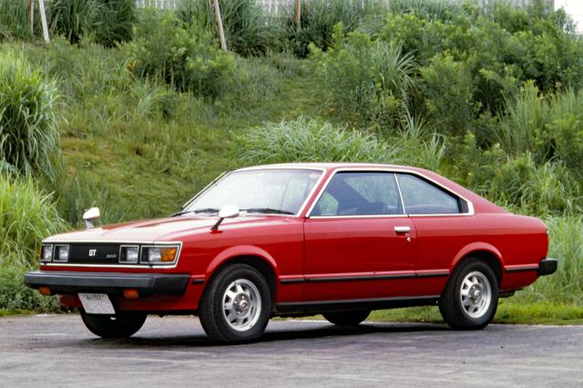 画像: カリーナにも2T-Gを搭載した1600GTが登場。1971年4月に2ドアセダン、そして72年12月に写真のハードトップにも設定された。