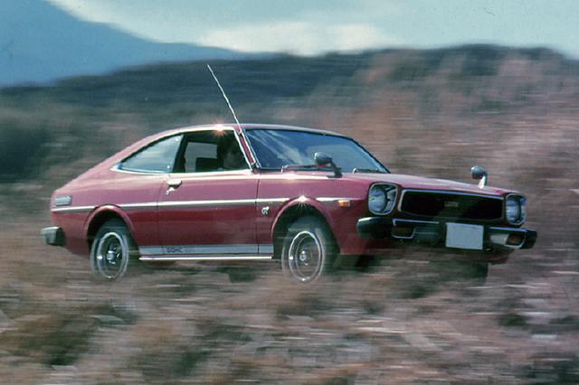 画像: TE61型トレノと同時にデビューしたのが、TE51型カローラクーペ レビンGT。クーペボディとなり、51年規制をクリアした2T-GEUを搭載。