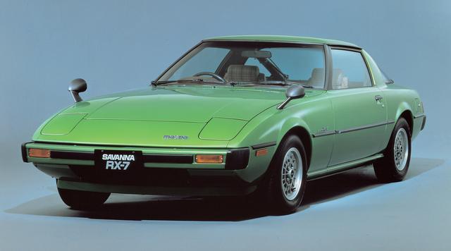 画像: 1978年デビュー当時、国内は排出ガス規制の余波で各メーカーはワークス活動から撤退、沈滞ムードが漂っていた。そこでマツダは新型スポーツカーの活路を海外のレース/ラリーに見いだした(写真は初代前期型のGTリミテッド)