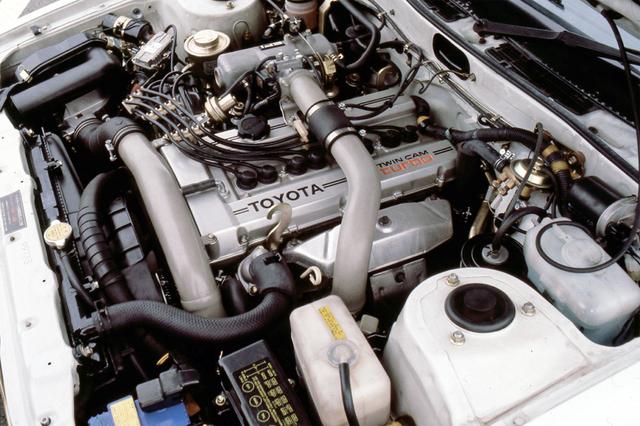 画像: ヘッドカバーには「TWIN CAM turbo」のロゴが入る。ツインプラグ化による8本のイグニッションコードも目を引く。