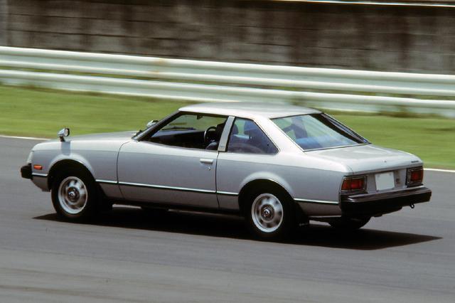 画像: ソレックス・ツインキャブの18R-GU型エンジンは軽くあおるだけで7000rpmのレブリミットまで元気な音を立てて吹け上がって疾走する。