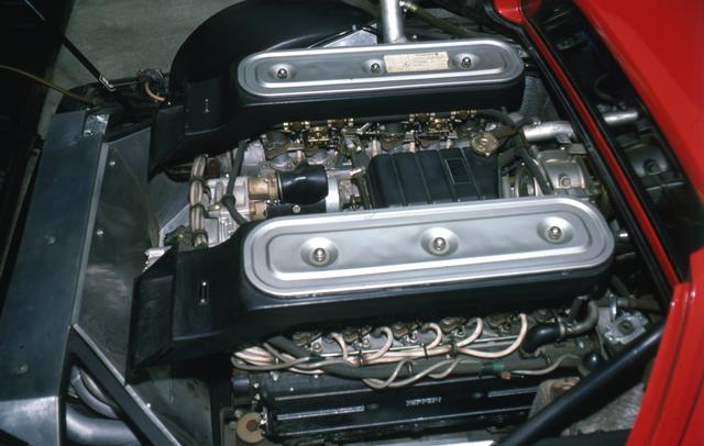 画像: 縦置きにマウントされた4.4Lの180度V12DOHC。この下にエンジンと一体化されたトランスミッションがあり、重心の高さが課題となった。