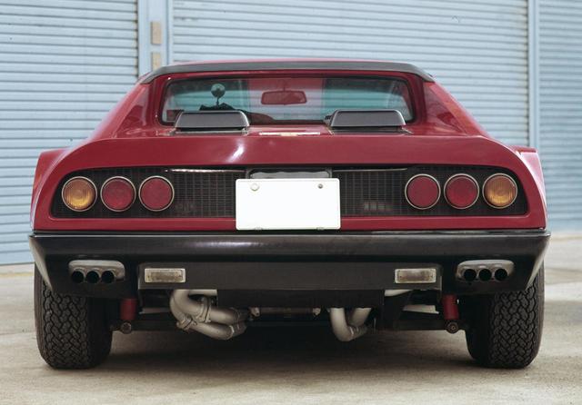 画像: 3連のリアランプと3連のエキゾーストは365GT/4 BBの特徴。後継車として1976年〜1981年に生産された512BBは2連のリアランプと2連のエキゾーストが特徴だ。