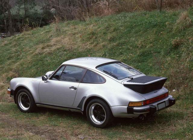 画像: 1978年モデルから空冷インタークーラーを取り付けるため、リッドをスチールに変更。同時にエンジンも3299cc/300psに換装されている。
