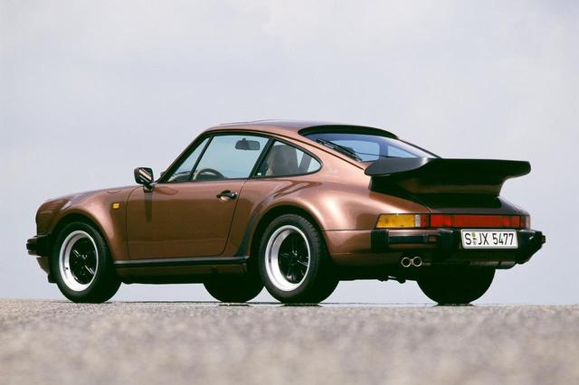 画像: ポルシェ伝統の空冷フラット6エンジンにターボを装着した930ターボ。GTカーに分類されるが、実質的な速さはスーパーカーを凌いだ。