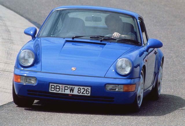 画像: マリタイムブルーのボディカラーが美しいポルシェ911(タイプ964)。今回の特別仕様車は、いずれもこのボディカラーを採用している。
