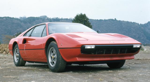 画像: 初期型のボディ外板にはフェラーリ初のFRPが用いられていたが、工作精度に難ありですぐにスチール製に戻されている。しかしデザインの美しさはその弱点を補って余りある。