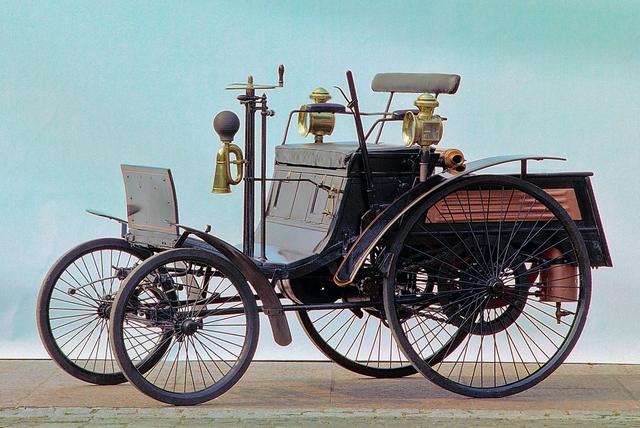 画像: ヴェロは1894年に市販された。1号モデルの3輪車を進化させて4輪車にしたというような、保守的設計だった。ヴェロとはフランス語で自転車を意味する。