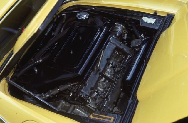 画像: バンク角65度のV6は、ウエーバー40DCNF/7キャブを3連装して195psを発生した。