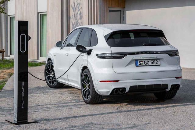 画像: カイエンターボSEハイブリッドはPHEV。4L V8ツインターボと8速DCT、モーターを組み合わせる。