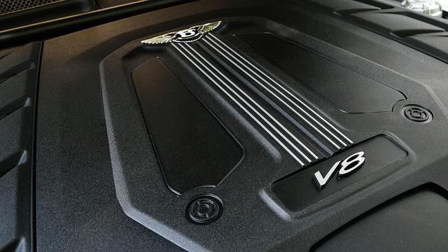画像: Vバンクの内側に2基のターボチャージャーを搭載する4L V8ツインターボエンジン。