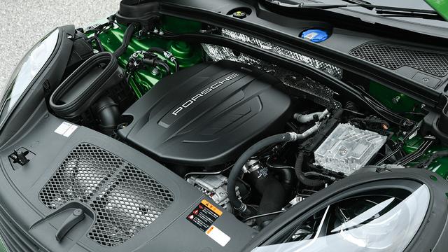 画像: 搭載の2L直4DOHCターボエンジン(最高出力252ps/最大トルク370Nm)。