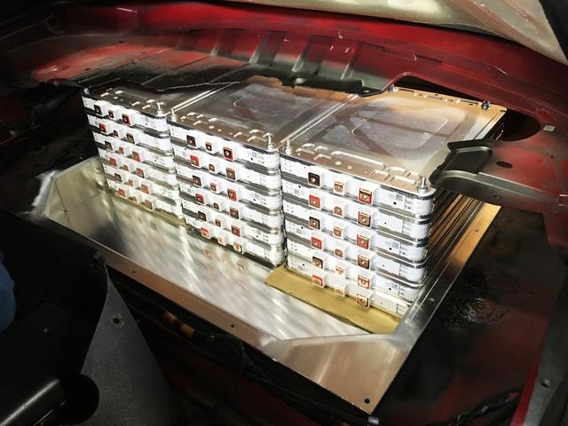 画像: 本来ガソリンタンクがあった所に初代日産リーフの中古リチウムイオンバッテリーを再利用して搭載している。