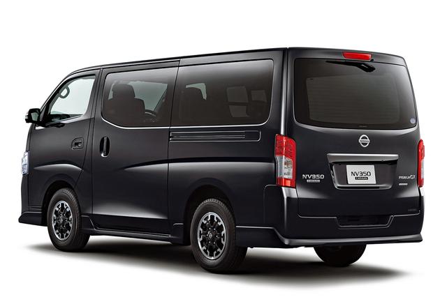 画像: バックドアフィニッシャーもダーククロム色を採用(写真はオプション装着車)。