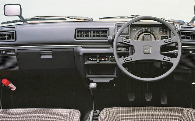 画像: リアビューの雰1978年に発売されたプレリュードと同じモチーフのインパネ。CXはステアリングもプレリュードと同じ形状の4本スポークだ。囲気も先代と似ている。CXは3ドアのみの設定だった。