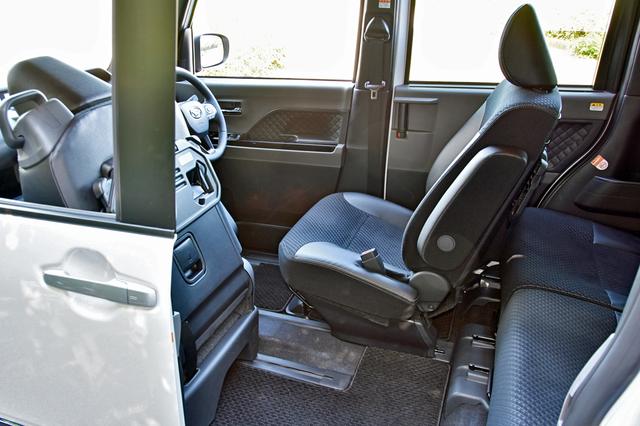 画像: 助手席をいちばん前に出し、運転席をいちばん後ろに下げるとリアスライドドアから運転席に乗降できる。