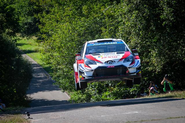 画像: ラリー・ドイチェランドを制したオィット・タナック(トヨタ ヤリス WRC) 。タナックはヒュンダイのティエリー・ヌービルとの差を32点に拡大、オジエとは42ポイント差とし、チャンピオン獲得に向けて独走状態に入った。