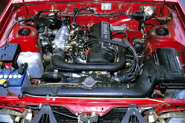 画像: 黒い結晶塗装のカムカバーに“TURBO”と誇らしげに刻まれている。