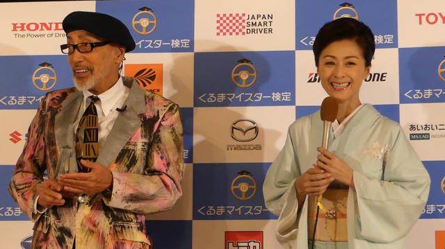画像: 長山洋子さんの愛車は19年間乗り続けているソアラのオープンカー。テリー伊藤さんは「くるまマイスター検定」応援団長。