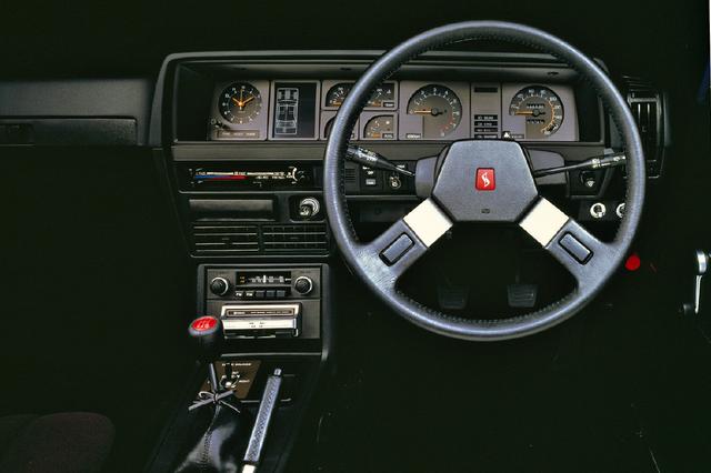 画像: マイチェンで変更を受けたインパネまわりは、ターボ車の証であるブースト計がイラストモニターの右横上段に付く。