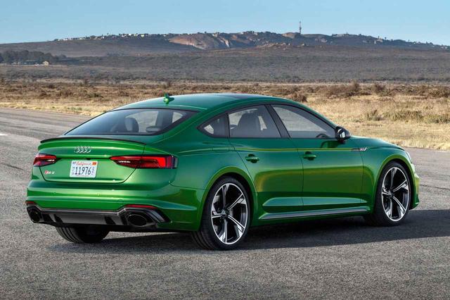 画像: オーバル型のマフラーエンドやブリスターフェンダーなど、アウディRSモデル伝統を採用する。