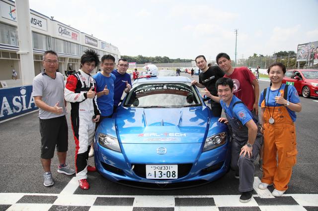 画像: 車名はリアルテックMM:RX-8。右手前がロータリープロショップ「リアルテック」代表の濱口さん。カトーとは20年来の友人だ。ドライバーは左手前からモータージャーナリストの瀬在仁志さん、リアルテック一速いオトコ黒田晃尚さん、そしてモーターマガジン編集部のカトーの3名。サポーターのみなさまにも感謝!