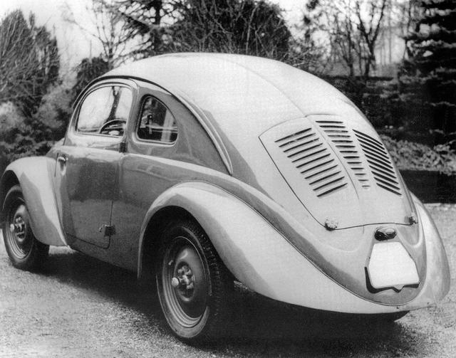 画像: フォルクスワーゲンは1934年に開発に着手。この試作車は1937年に30台つくられたW30(VW30ともいう)で、うち29台はダイムラー・ベンツが製作した。