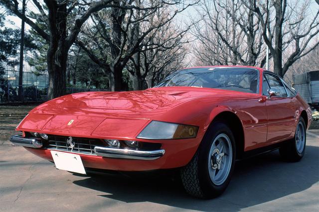 画像: フロントマスクは今までのフェラーリ車とはまったく異なる。写真は後期型だが、初期型はヘッドランプにカバーを備えていた。