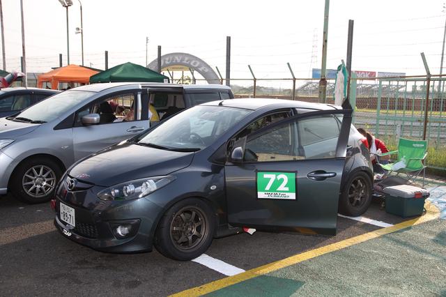 画像: 72号車 トラップ デミオ