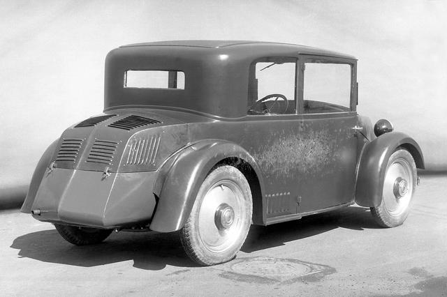 画像: 130の前に1931年ごろにダイムラー・ベンツが開発を進めたW17型。試作に終わったが、リアに積む1.2Lエンジンは、後のフォルクスワーゲンと同じ空冷水平対向4気筒だった。