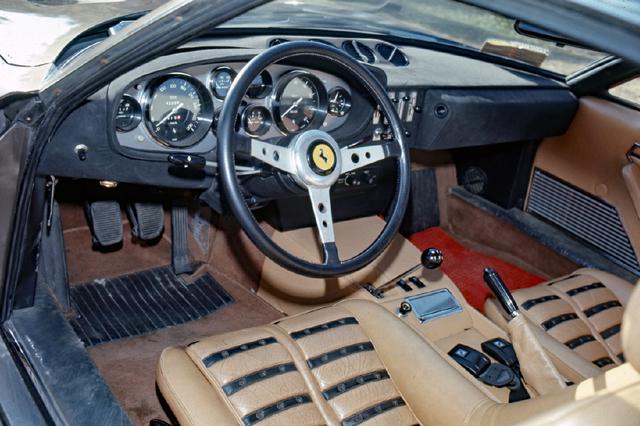 画像: 大径メーターや革巻きステアリングなど、いわゆる1970年代のスーパーカー的なインテリア。