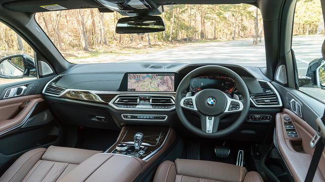 画像: 新しいBMWの表示操作システム「BMW Operating System 7.0」が導入されたインテリア。