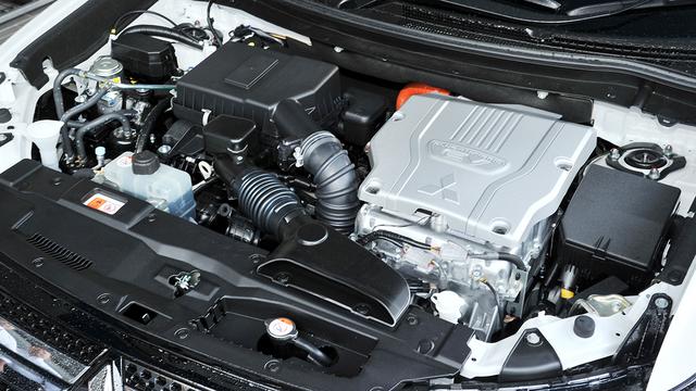 画像: 搭載の2.4L直4DOHCエンジン(最高出力128ps/最大トルク199Nm)。