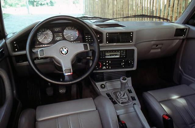 画像: 世界最速のセダンと言われた初代M5(E28)。1987年の終わりまでに2145台が生産された。