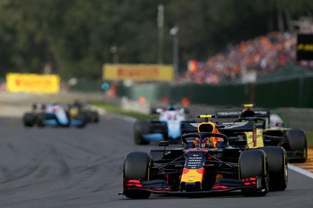 画像: レッドブル移籍初戦で5位入賞を果たしたアレクサンダー・アルボン。パワーユニット交換のペナルティで後方スタートとなったが、中団グループの混戦から最後に抜け出した。