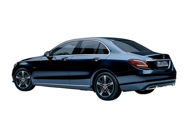 画像: メルセデス・ベンツ C350e アバンギャルドは急速充電ソケットを備えたPHEVモデル。