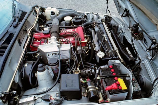 画像: 1949ccのG200型DOHCエンジンは最高出力135psを発生したが、当時進化が著しかったライバルに比べ、その非力さや高回転域での騒音が指摘されていた。