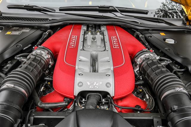 画像: 65度のV12DOHCは自然給気ながら800psの最高出力を発生する。赤いヘッドカバーはあまり見えないが、チャンバーも赤く塗られている。