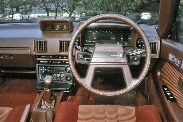 画像: 当時の新型車に競って採用されたデジタルメーターは2800GTにのみ標準装備となった。なお、オプションでナビコン(写真ダッシュボード上)が装着できたが、これはカーナビの原点とも言えるものだ。