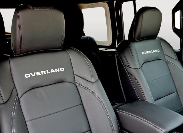 画像: OVERLANDのロゴ入りレザーシート。