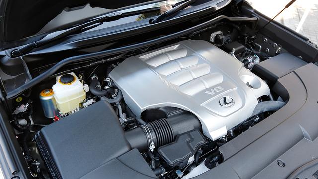 画像: レクサスシリーズでもっとも大きな排気量の5.7L V8DOHCエンジンを搭載(最高出力377ps最大トルク534Nm)。