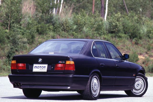 画像: 同じ「M」のエンブレムを冠するものの、2代目M5(E34)は、グループAツーリングカー選手権のホモロゲーションを取得するために開発されたM3(初代E30)とは少々趣きが違っていた。外観はいたって穏やかで涼しげ。