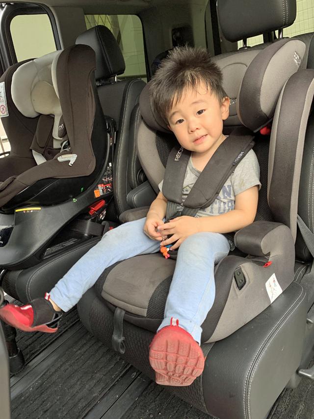 画像: 長時間ベルトで固定されているとイヤがる子どもは多い。でも、万が一のことを考えて、泣いても騒いでも移動中はベルトは外さないこと。