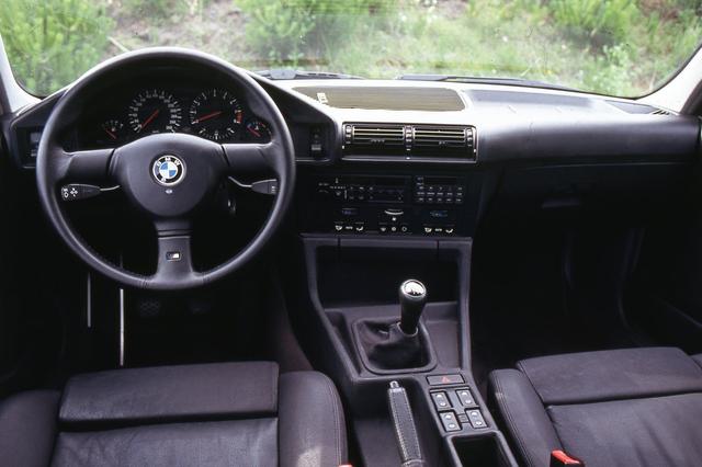 画像: M5には通常のモデルでは実現できないスペシャルな性能が盛り込まれていた。それゆえ乗り心地は硬めで、本物のレーシングマインドが感じられた。