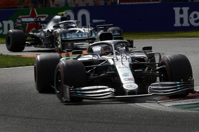 画像: 2-3位に入ったメルセデスAMG。2台が連携してルクレールを追ったが、逆転ならず。2位ボッタス、3位ハミルトン。